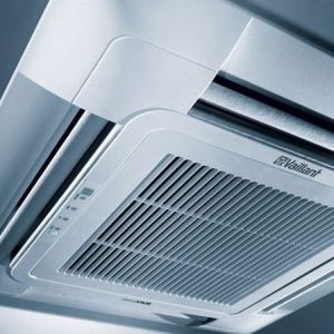Nahaufnahme einer deckenmontierten Klimaanlage, die kontrollierte Lüftung und Klimatisierung bietet