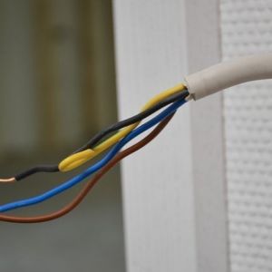 Nahaufnahme eines Drahtes in drei verschiedenen Farben, die lebendig und klar dargestellt sind