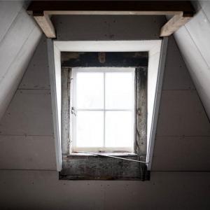 Trockenbau auf dem Dachboden, durch das Fenster kommt natürliches Licht